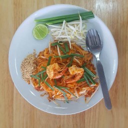 ผัดไทย หอยทอด นายตั้ม