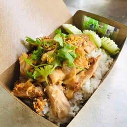 ข้าวกระเทียมพริกไทขาหมู