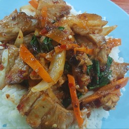 ผัััดพริกเผาหมูกรอบราดข้าว