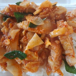 พริกแกงหมูกรอบหน่อไม้ดอง