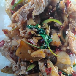 กระเพราหมูหมักราดข้าว