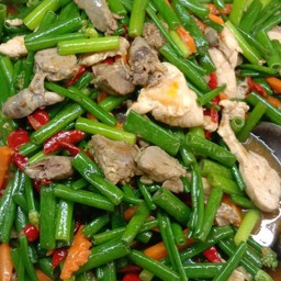 ผัดดอกหอมตับไก่