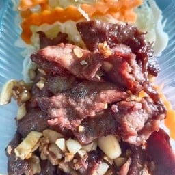 เนื้อทอดกระเทียม  (กับข้าว)