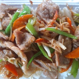 ผัดพริกขิงหมูหมักราดข้าว