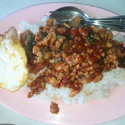 ข้าวไข่เยี่ยวม้ากระเพรา ไข่ดาว
