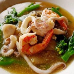 ร้านครัวแม่จันก๋วยเตี๋ยวไก่มะระและกระเพราถาด
