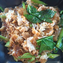 เส้นใหญ่ผัดชีอิ้วหมู