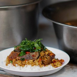 ข้าวราดไข่เยี่ยวม้ากะเพรากรอบ