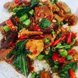 กะเพราเนื้อตุ๋นราดข้าว