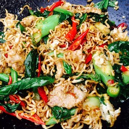 ผัดมาม่าขี้เมาเเซ่บ