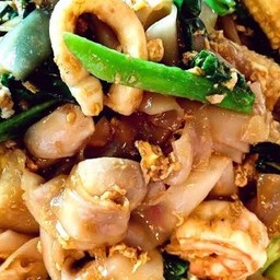 เส้นใหญ่ผัดซีอิ๋วปลาหมึก