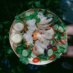 สลัดอกไก่นุ่มพริกไทยดำ(ไก่ฉีก)