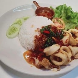 ผัดพริกแกงราดข้าว