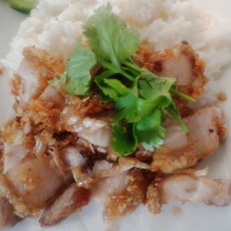 ข้าวหมูกรอบกระเทียม