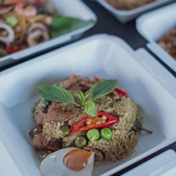 ข้าวผัดแกงเขียวหวาน ไข่เค็ม หมู
