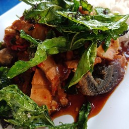 ข้าวกะเพราไข่เยี่ยวม้าหมูกรอบ