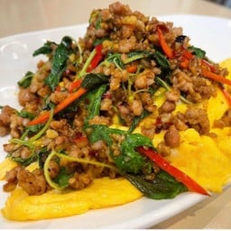 ข้าวกะพราหมูสับไข่ภูเขาไฟ