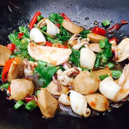 กะเพราปลาหมึกลูกชิ้นเนื้อราดข้าว