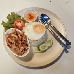 ข้าวกระเทียมราดข้าว