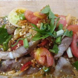 ยำคอหมูย่าง