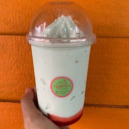 นมหมีปั่นเพิ่มมิ้นใส่สตอเบอรรี่