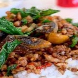 ข้าวกระเพราไข่เยี่ยวม้าหมูสับ