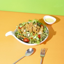 สลัดไก่ทอด น้ำสลัดข้าวโพด Fried Chicken Salad