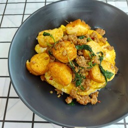 ข้าวกะเพราหมูสับเต้าหู้ไข่