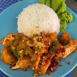 ข้าวไก่กรอบผัดพริกแห้ง