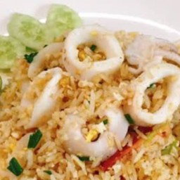 ข้าวผัดปลาหมึก