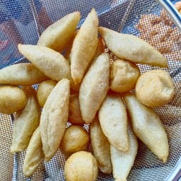 ลูกชิ้นปลาเยาวราช ลูกชิ้นหมูปิ้ง ตลาดนัดกีบหมู