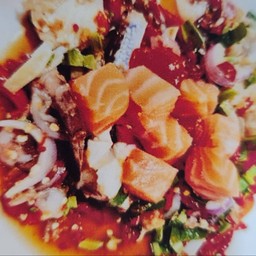 ยำแซลมอนกุ้งสดยกครก