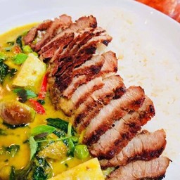 ข้าวแกงเขียงหวานเนื้อย่าง