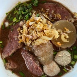 เจ๊หนูก๋วยเตี๋ยวเนื้อตุ๋น/หมูตุ๋น  วุฒากาศ57 วุฒากาศ57