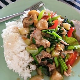 ผัดขี้เมาหมูราดข้าว