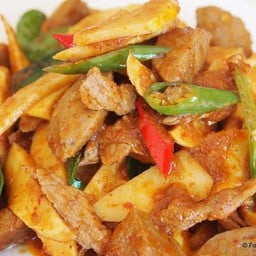 ผัดพริกแกงหน่อไม้ราดข้าว