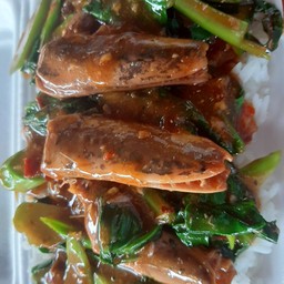 คะน้าปลากระป๋องราดข้าว