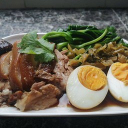 ข้าวขาหมู + ไข่
