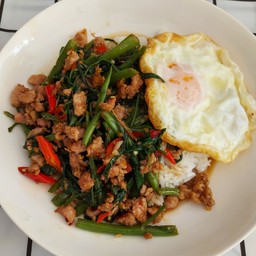 ข้าวราดผัดผักบุ้งหมูสับ(ไม่รวมไข่)
