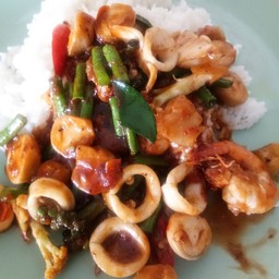 ข้าวราดผัดพริกเผาทะเล