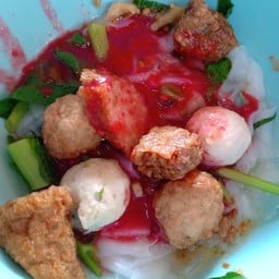 เส้นใหญ่ เย็นตาโฟ