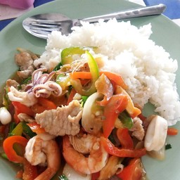 ข้าวราดผัดพริกสดทะเล