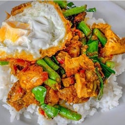 ผัดพริกแกงราดข้าว
