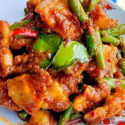 ผัดพริกแกงหมูชิ้นราดข้าว