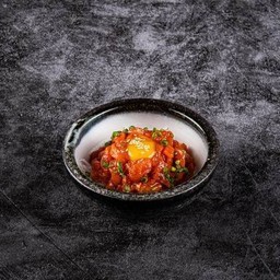 ยำมากุโร่คลุกไข่ดิบแบบญี่ปุ่น