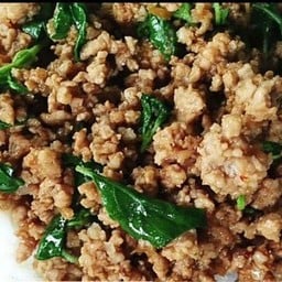 ผัดกะเพราหมูราดข้าว
