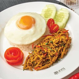ข้าวคั่วกลิ้งไข่ดาว Rice with Thai spicy plant-based meat and fried egg