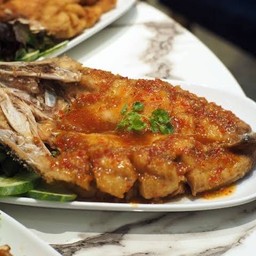 ปลากะพงทอดราดซอสสามรสหรือราดพริก (ตัว)