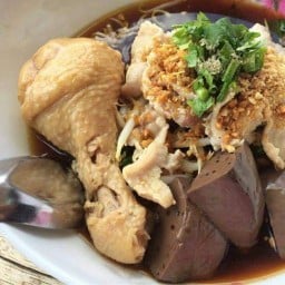ก๋วยเตี๋ยวน่องไก่ ม.ใหม่ สารคาม