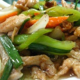 ผัดพริกสดหมูหมักราดข้าว
